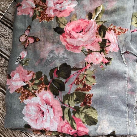 Sleeveless vest with a large floral print. - Picture 2 of 3